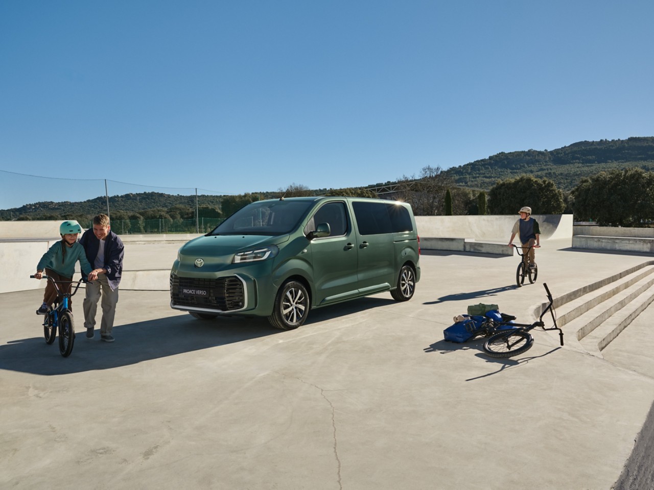 A family enjoying some leisure time with the Proace Verso 